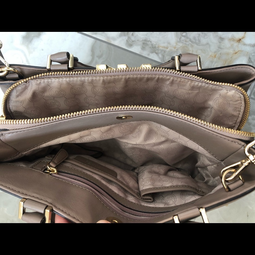 Michael Kors Bag With Detachable Cross-body Strap - Picture 5 of 7